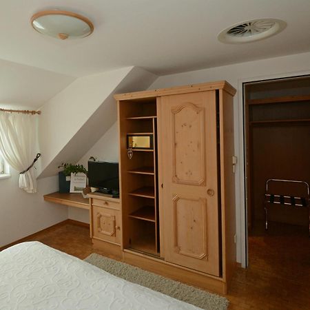 Hotel & Restaurant Braunstein - Pauli'S Stuben 푸르바흐암네우시에들러시 객실 사진