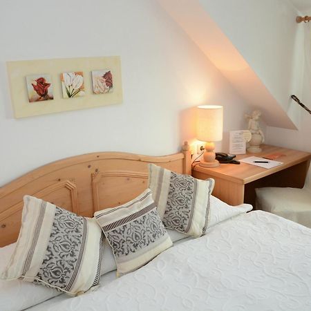 Hotel & Restaurant Braunstein - Pauli'S Stuben 푸르바흐암네우시에들러시 객실 사진